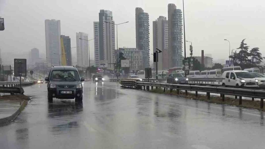 İstanbul'da sağanak sele dönüştü: İstinat duvarı çöktü, yollar göle döndü... 18